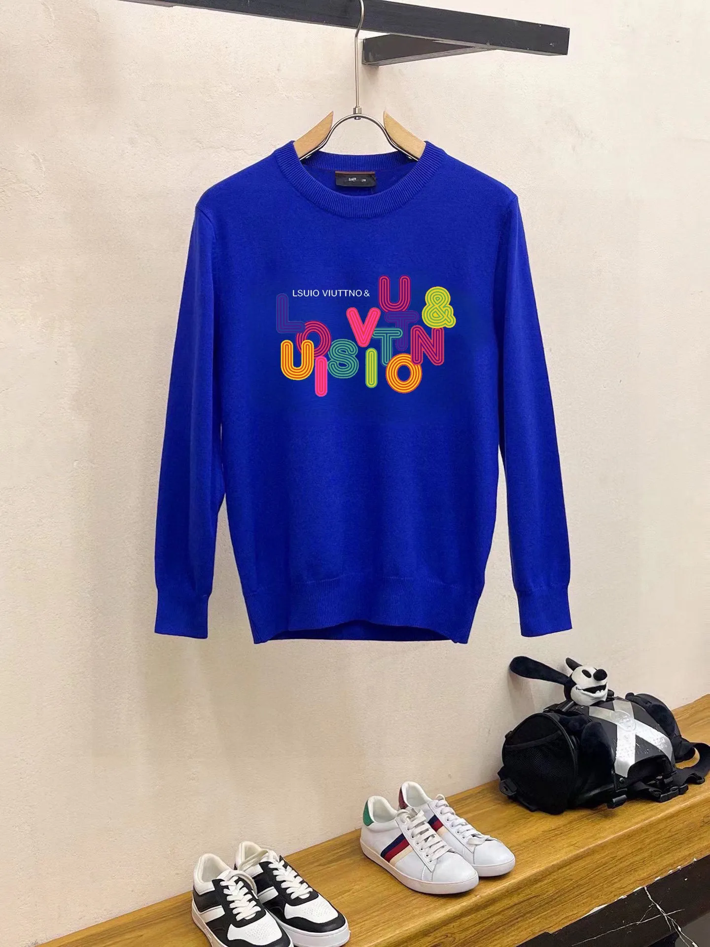 🅿️240 【LV Louis Vuitton】Autumn and winter classic round neck pullover sweater, in full condition! ! ! Wool blended fabric, the latest model in 2025, golden ratio! ! Slim-fitting soft gold, versatile and practical item, the combination and practicality are extremely powerful, simple and elegant, and classy! To create your own style, it is highly recommended to buy it in two colors. The standard slim fit tailoring process is suitable for both young and old men. It is knitted from wool and will not cause any discomfort! While keeping warm, it is stylish, textured and wearable, and the classic logo with contrasting colors on the chest feels in place! ! Recommended for regular customers! ! Size M-3XL (maximum wear: 190 pounds)
